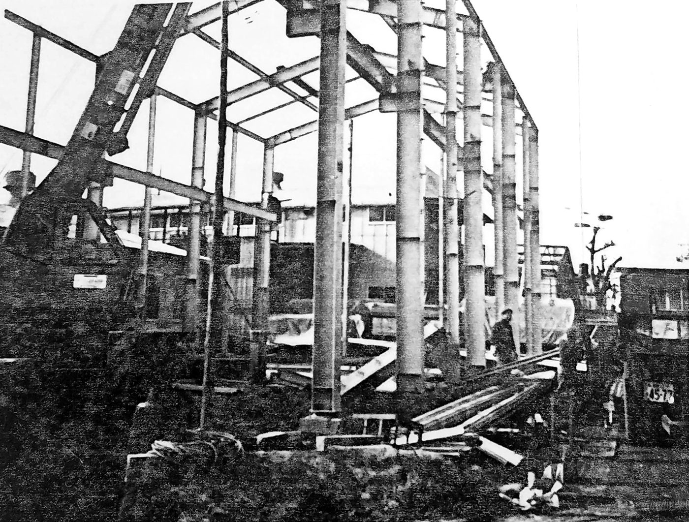 建築中の本社工場
